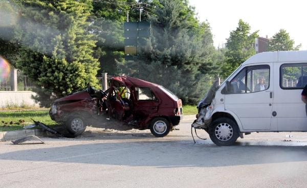 Otomobil minibüsle çarpıştı: 1 ölü, 5 yaralı