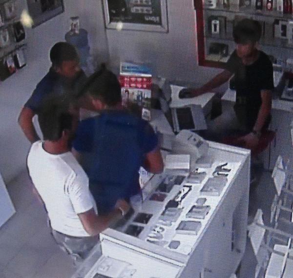 Dolandırıcı cep telefonunu da çaldı
