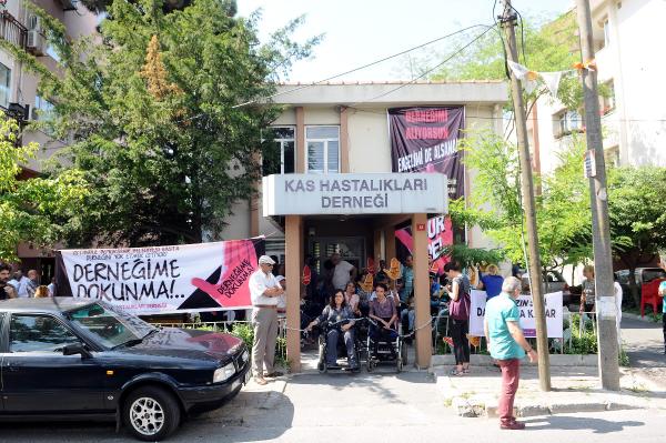 KASDER üyelerinin zincirli eylemini "tahliye iptal"  açıklaması durdurdu