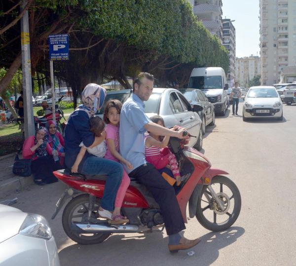 Bir motosikletle 5 kişi