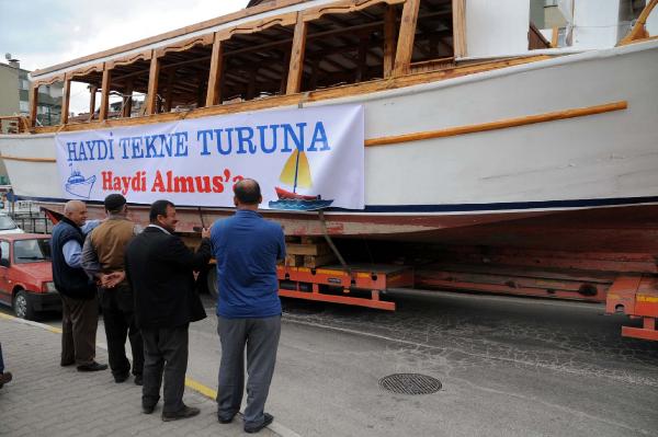 Tokat'ta TIR üstünde taşınan tekne ilgi çekti