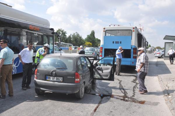 Otomobil duraktan yolcu alan otobüse çarptı : 2 yaralı