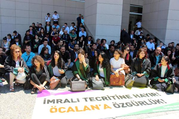 Öcalan'ın avukatlarından adliyede oturma eylemi