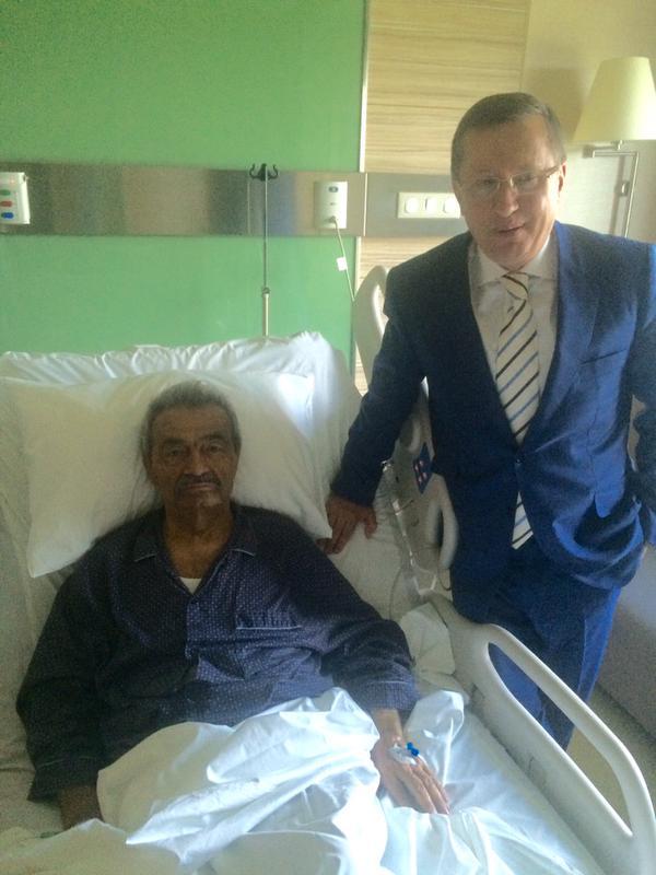 MHP'li eski vekil Türkkan, Kamer Genç'i hastanede ziyaret etti