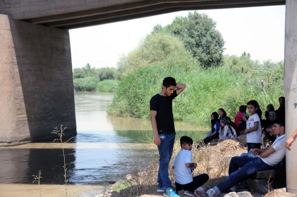 Dicle Nehri'ne düşen terliğinin peşinden giden genç suda kayboldu