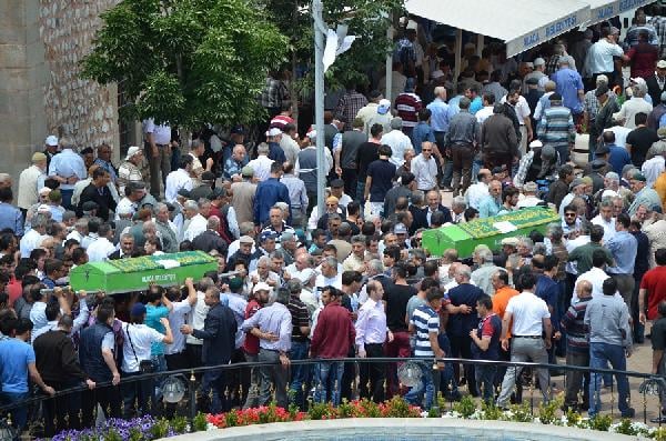 Kazada ölen iki kardeş yan yana toprağa verildi