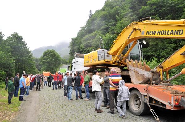 'Yeşil Yol' için gelen iş makinelerinin önünü horonla kestiler