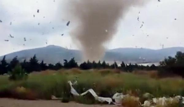 Isparta'da hortum OSB'deki fabrika çatılarında zarara neden oldu