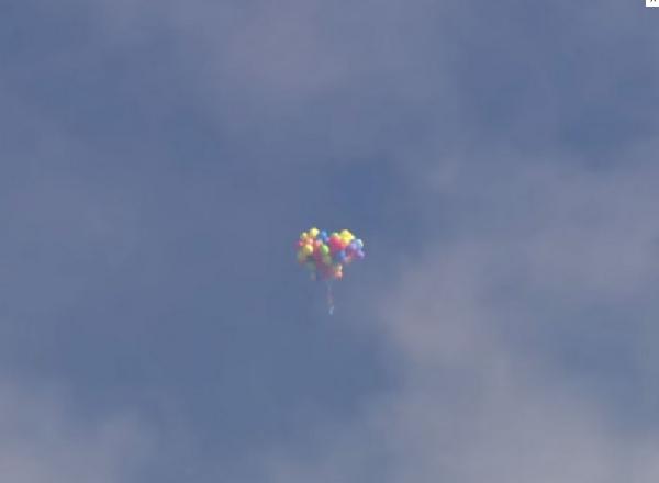 Katlanır sandalyesine balon bağlayarak havalandı