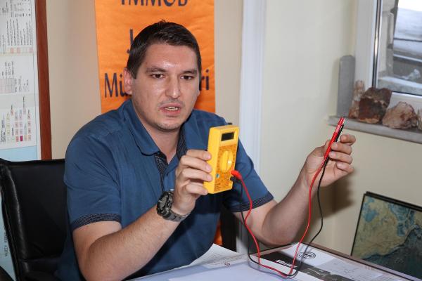 Deprem tahmincisi elektrik teknisyenine tepki