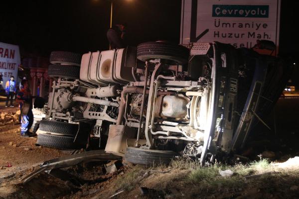 Ümraniye'de hafriyat kamyonu devrildi: 1 yaralı