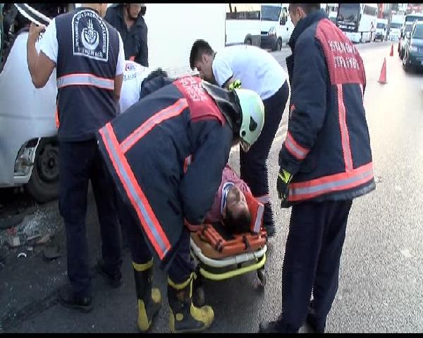 Avcılar'da kamyonetler çarpıştı