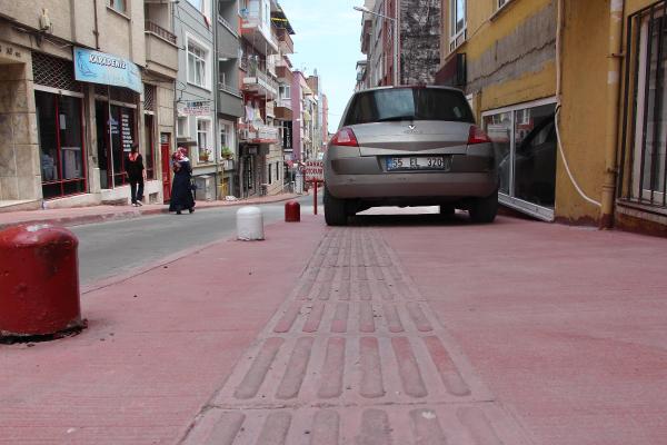 Görme engellilerin yoluna araç park ediliyor