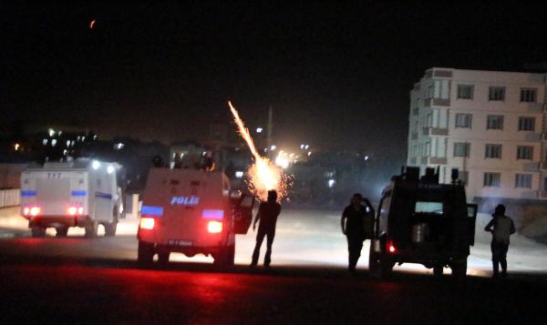 Nusaybin'de yol kapatan göstericilere polis müdahalesi