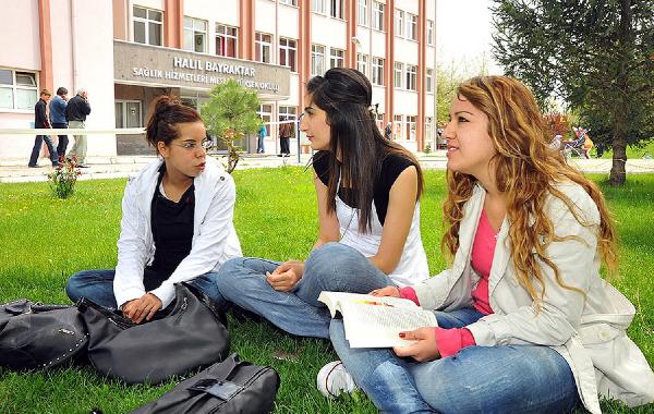 ERÜ’den başarılı öğrencilere maddi destek