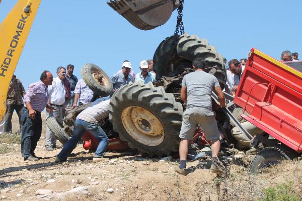 Traktör devrildi: 1 ölü, 1 yaralı