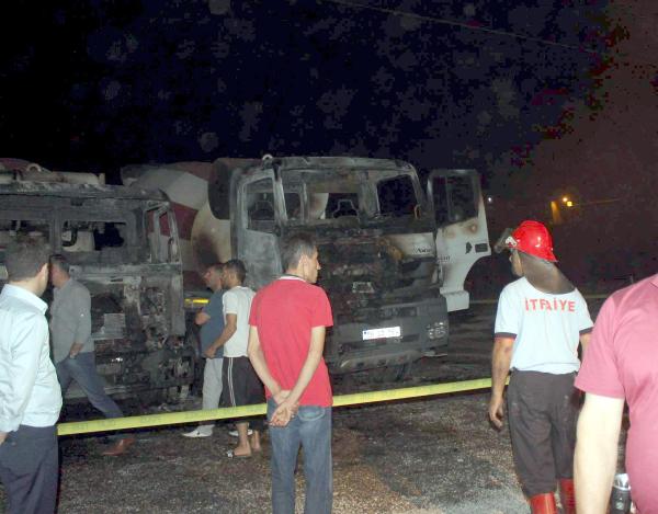 Siirt'te inşaat şantiyesindeki iş makineleri ve kamyon yakıldı