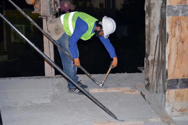 İnşaat işçileri ramazan ve sıcak hava nedeniyle gece çalışıyor