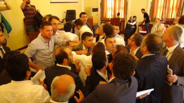 Evi için belediye meclisinde sinir krizi geçirdi derdini soran olmadı