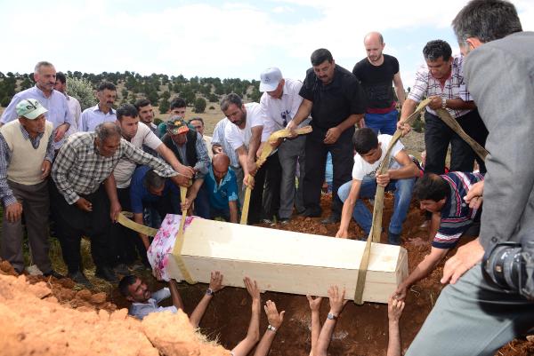 5 dakika arayla ölen çiftin cenazeleri, bulaşıcı hastalık şüphesi nedeniyle tabutla defnedilecek (2)