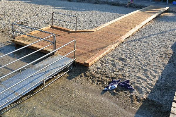 Foça plajlarına engelli rampası