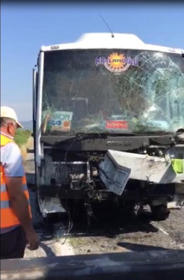 Turist taşıyan midibüs otomobille çarpıştı: 16 yaralı
