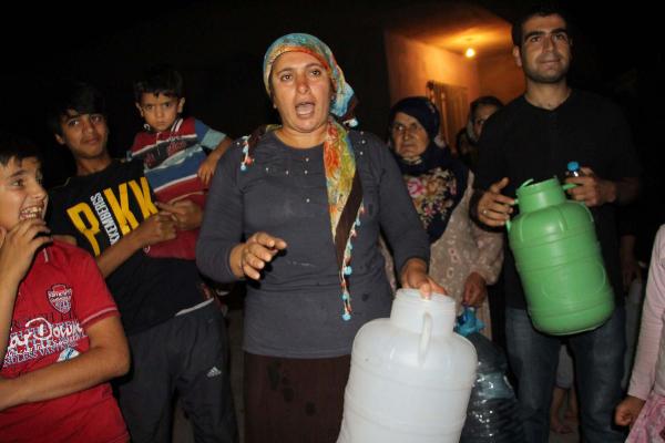 Su kesintisi yaşayan mahalleli, itfaiye aracı ile 3 personeli rehin aldı