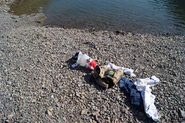 Hendek'te gölette, yanında kadın giysileri de bulunan erkek cesedi bulundu