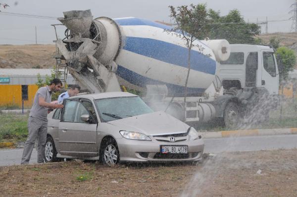Beton mikseri otomobille çarpıştı: 1 yaralı