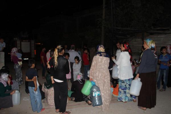 Su kesintisini İtfaiye aracını rehin alarak protesto ettiler