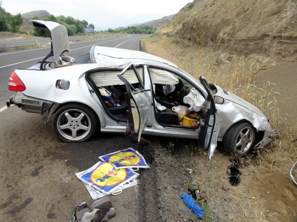 Viyana'tan tatile giden ailenin otomobili devrildi: 5 yaralı