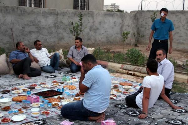 İftar yemeklerine davet edilmemesine içerlendi, sazlı sözlü iftar yemeği verdi