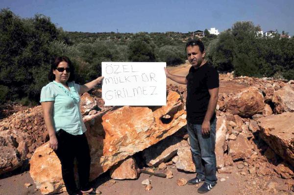 Kamulaştırma bedeli ödenmeyince yolu kayayla kapattı