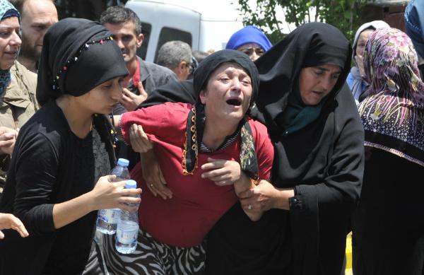 Plajda cesetleri iki gencin cenazeleri yakınları tarafından alındı