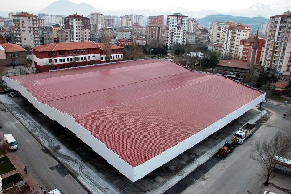 Pazar yeri çatısından güneş enerjisi