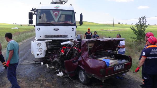 Kamyonla çarpışan otomobilde aynı aileden 4 ölü (2) (Yeniden)