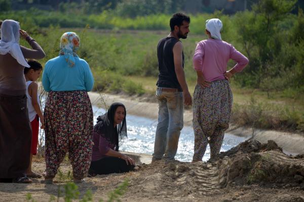Serinlemek için sulama kanalına giren 2 tarım işçisi kayboldu