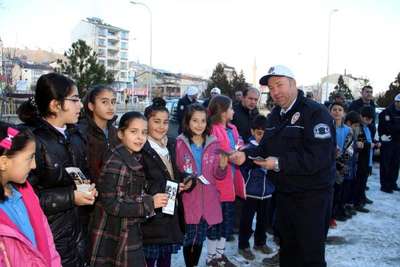 Öğrencilere simülatörde emniyet kemeri eğitimi