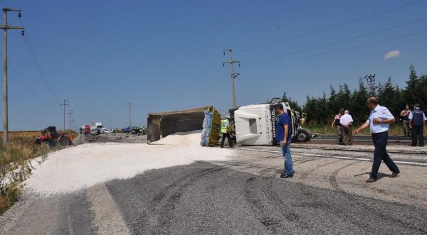 TIR, otomobil ve traktöre çarpıp yan yattı: 2 ölü, 2 yaralı