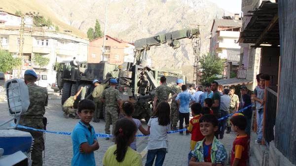 Askeri araç binanın istinat duvarının üzerinde askıda kaldı
