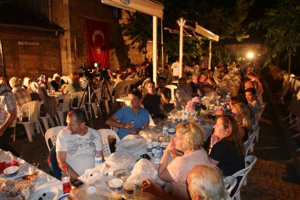 Ermeni kilisesi bahçesinde sahur