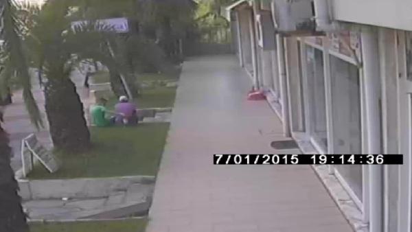 Oynadıkları kediyi dereye fırlattılar