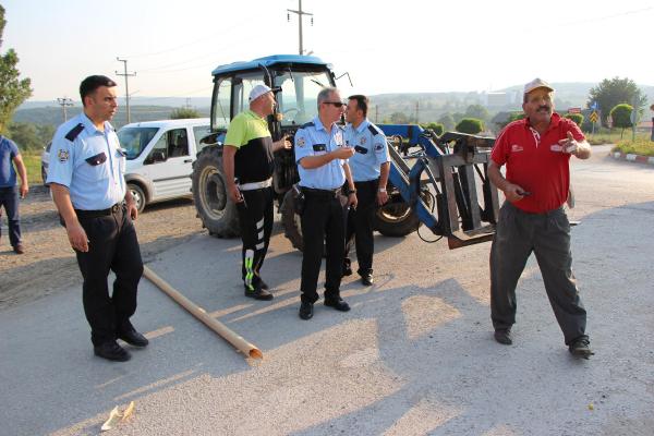 Araçların borularını ezmesine kızıp yolu kapattı