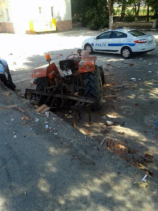 Kamyon traktöre arkadan çarptı: 1 yaralı