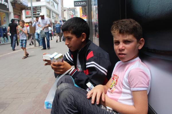 Suriyeli çocuklar mendil satarak ailelerine destek oluyor
