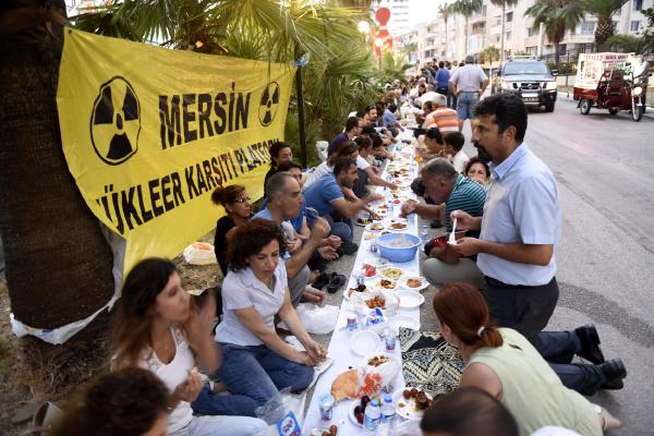 Nükleere karşı 'Yeryüzü iftar sofrası' kurdular