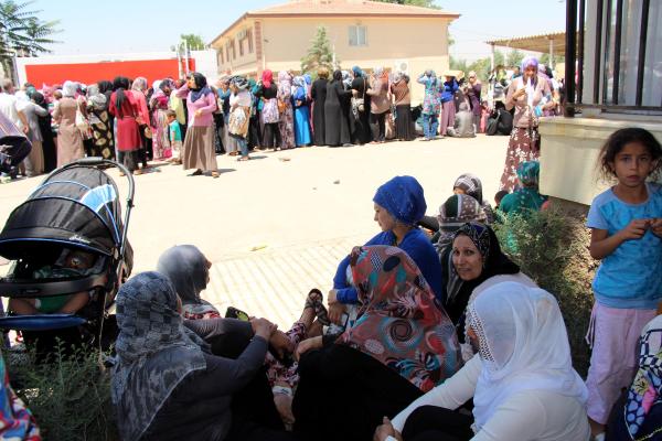 Suriyeli sığınmacıların 300 lira bayram yardımı kuyruğu