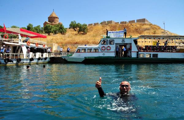 Tek kollu milli sporcu, temiz Van Gölü için Akdamar'a yüzdü