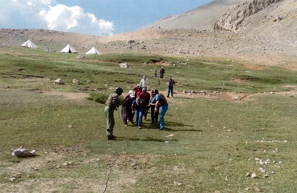 Yaylada hastalanan kadın askeri helikopterle alındı