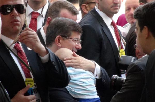 Başbakan Davutoğlu'na Cuma namazı çıkışı çocukların ilgisi...